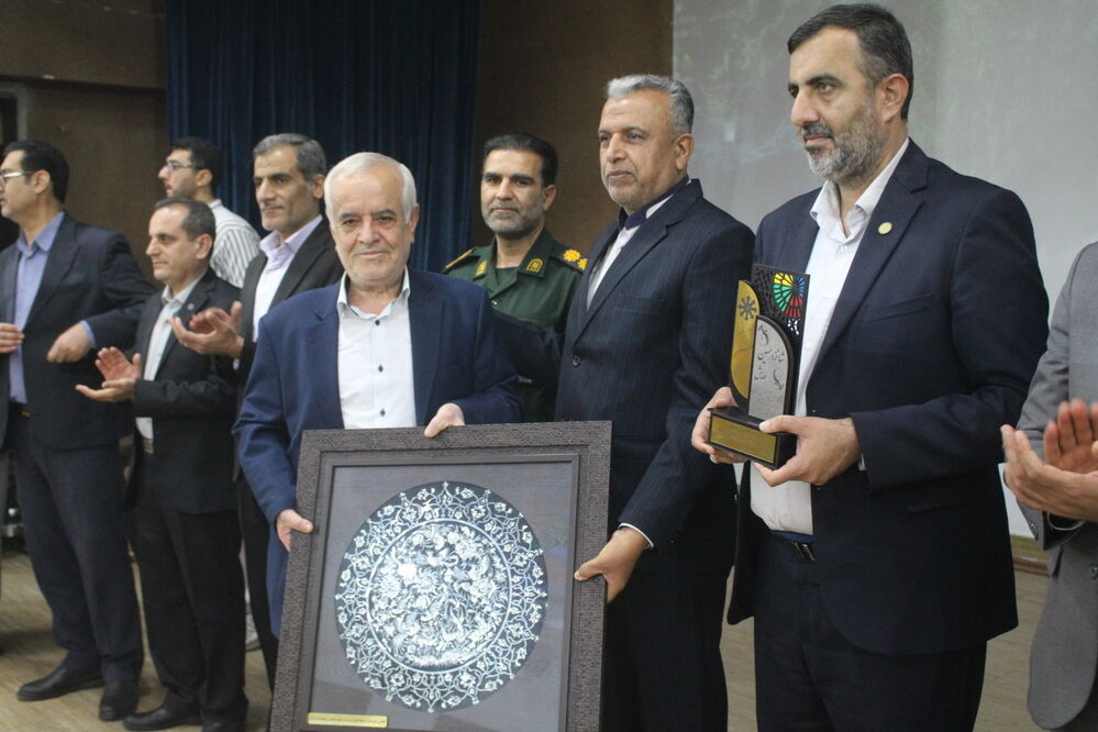 تجلیل از برگزیدگان دبیرستان شهید بهشتی شهرستان بوشهر (1)