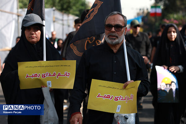 موکب «عشاق‌الحسین» سازمان دانش آموزی در راهپیمایی خانوادگی جاماندگان اربعین حسینی - تهران