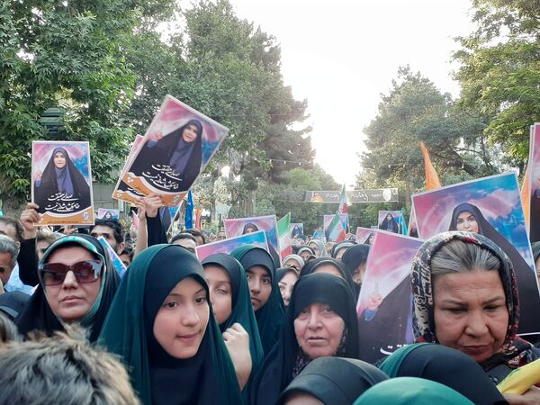 جلوه‌هایی از اجتماع مردم بجنورد در تجلیل از بانوی شجاع رسانه ملی