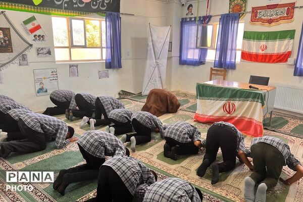  نماز جماعت دانش‌آموزان و معلمان در دبیرستان شهید مصطفی خمینی