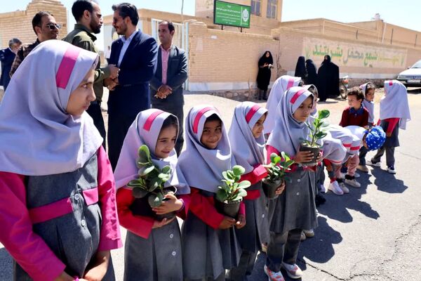 بازدید مدیرکل آموزش و پرورش استان یزد از آموزشگاه شهید نواب صفوی بهاباد