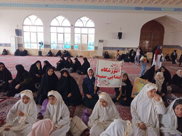حضور دانش آموزان در نماز جمعه کاشمر