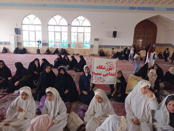 حضور دانش آموزان در نماز جمعه کاشمر