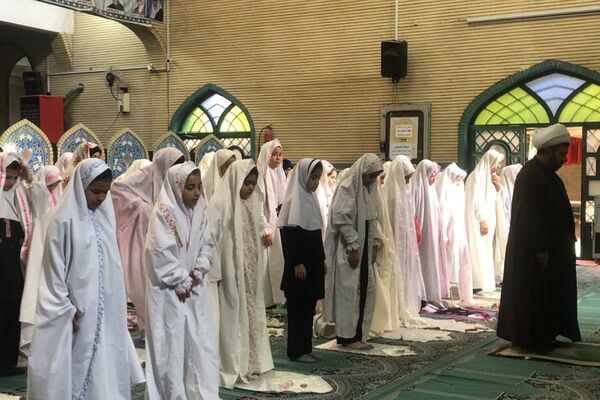 حضور دانش آموزان دبستان هدی یک در مسجد صاحب الزمان (عج) 