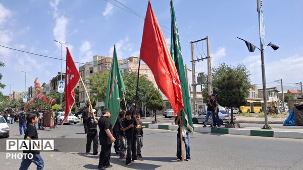 آیین عزاداری صبح تاسوعا در هیئت علی‌اکبر با حضور دانش‌آموزان