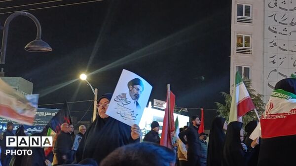 تجمع جوانان‌‌و‌نوجوانان‌در‌بیعت با رهبر انقلاب در نیشابور