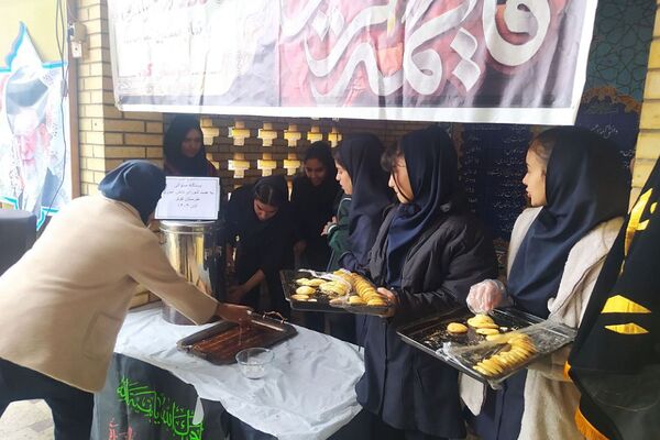 برپای ایستگاه صلواتی به‌مناسبت شهادت حضرت فاطمه (س) در هنرستان کوثر ناحیه یک شهرری