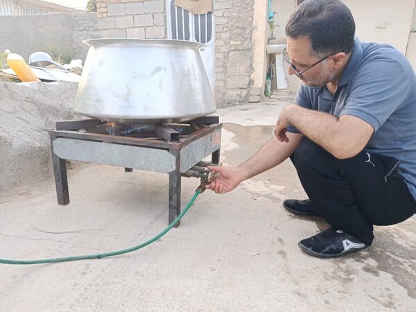 پخت و توزیع نذری در روز تاسوعای حسینی روستای حسن آباد داراب استان فارس