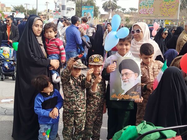 حضور پرشور دهه نودی‌های جهرمی در جشن انقلاب - 1
