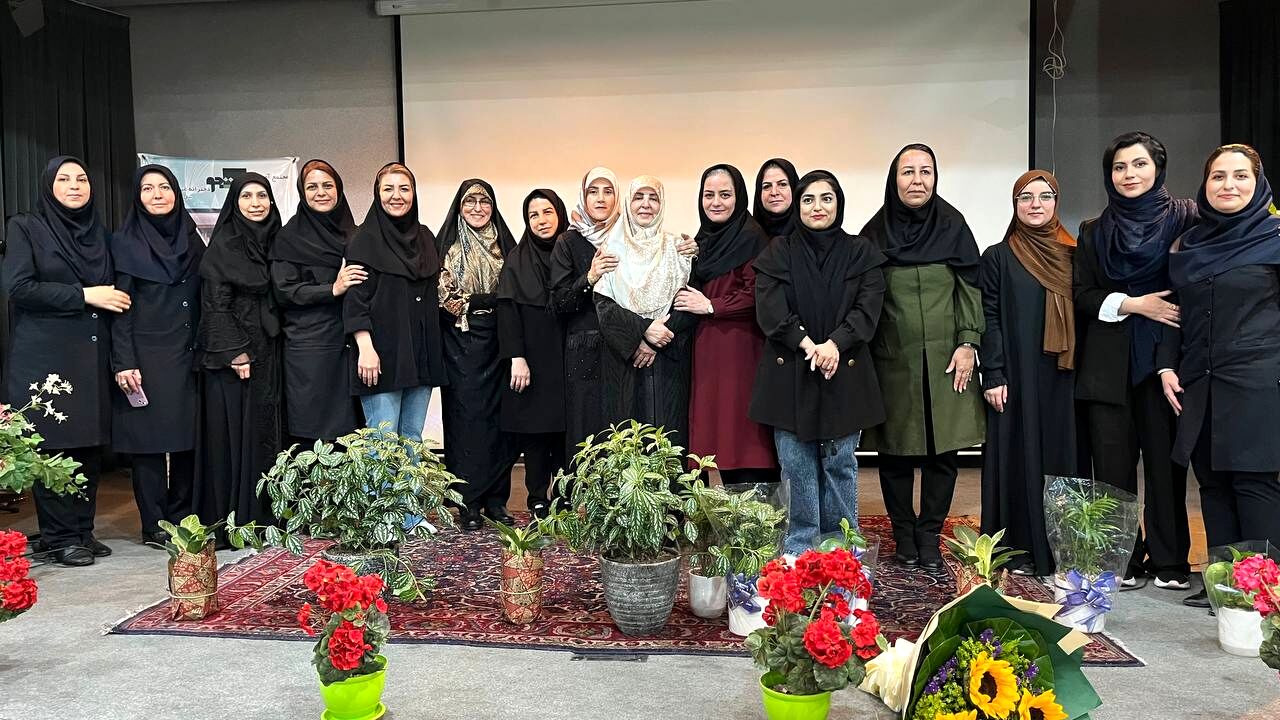 ادای احترام به طلایه‌داران دانایی در جشن باشکوه روز معلم در مدرسه دانشجو