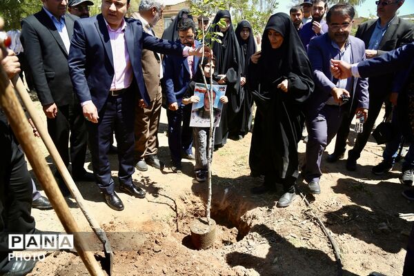 آیین کاشت 168 نهال به یاد دانش‌آموزان شهید میناب در اردوگاه 15خرداد قم