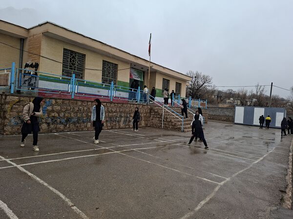 جلوه زیبای باران زمستانی در دبیرستان سبحان و مائده شلیل