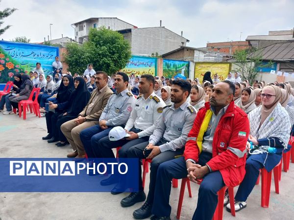 حضور نیروهای انتظامی در دبیرستان نجم قائمشهر