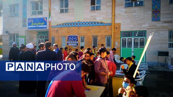 مدرسه میثاق کاشمر شاهد رقابت انتخاباتی دانش آموزان برای مدیریت مدرسه بود