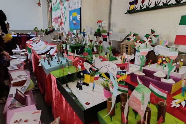 مراسم دهه فجر و برگزاری نمایشگاه دست‌سازهای دانش‌آموزی در دبستان شیخ کلینی