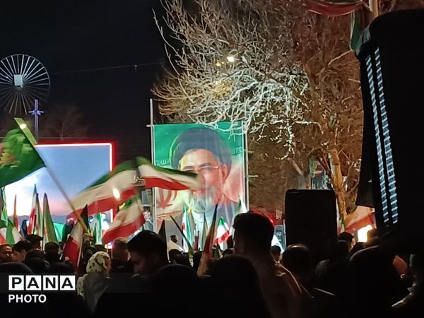 پیمان دوباره با رهبری با نوای رسای مهدی رسولی در آیین تجدید بیعت 