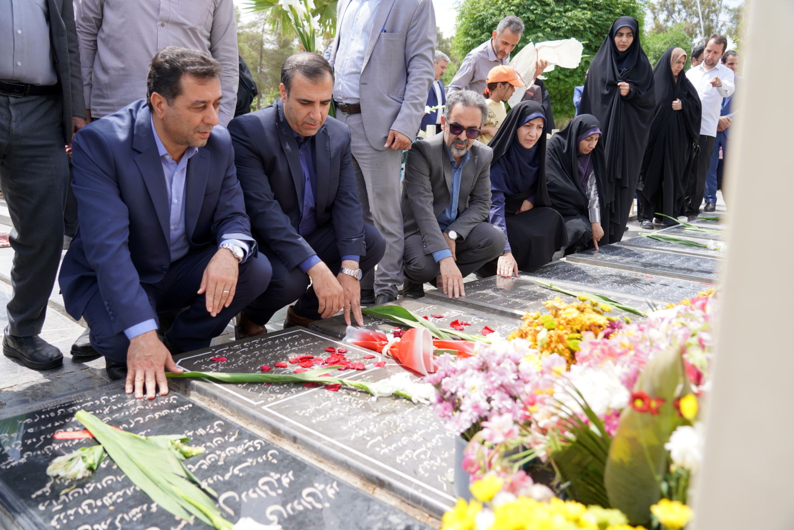 مراسم عطرافشانی قبور مطهر شهدا باحضور مدیرکل آموزش‌وپرورش استان اصفهان