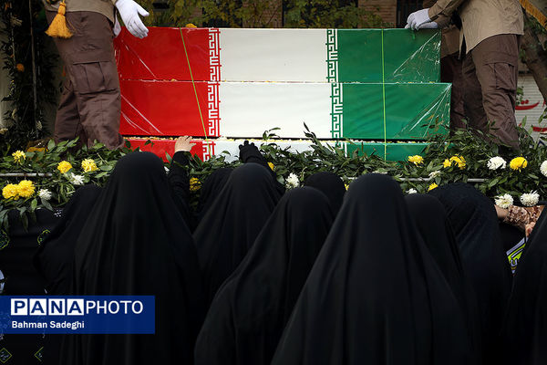 تشییع پیکرهای ۱۰۰ شهید گمنام از مقابل دانشگاه تهران