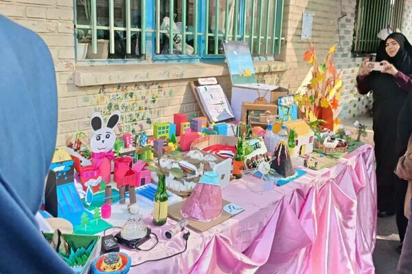 نمایشگاه دستاوردهای دانش آموزی در دبستان دخترانه وحیدکیهانی ناحیه یک شهرری