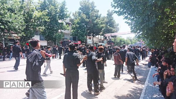 خیابان امام در روز تاسوعای حسینی حال و هوای دیگری میدهد 