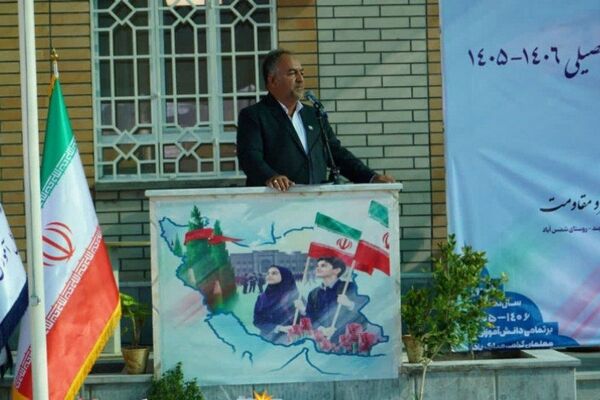 بدرقه فرزندان شهدا از خانه تا مدرسه در خراسان جنوبی 