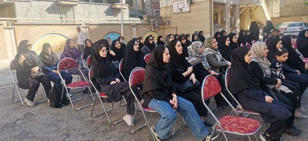 دانش‌آموزان دبیرستان نمونه فضیلت با شوروشوق به استقبال سال تحصیلی جدید رفتند