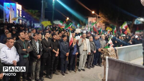 استقامت مردم کوهدشت در شب شصت‌وسوم تجمعات شبانه در میدان امام خمینی(ره)