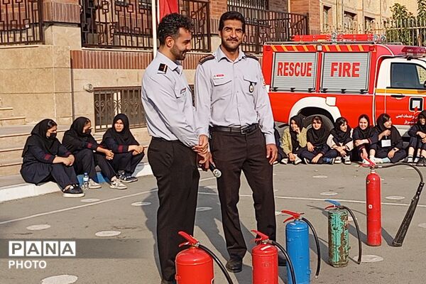 آموزش پدافند غیرعامل با حضور آتش‌نشانان در دبیرستان مهرآفرین