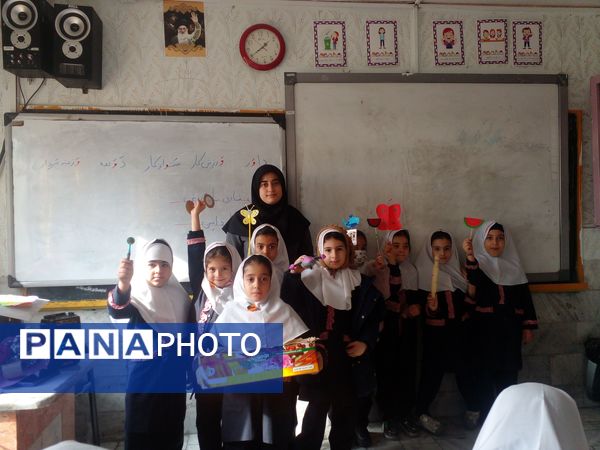 شادی دانش آموزان از یادگیری حروف الفبا و نوشتن حرف(واو)