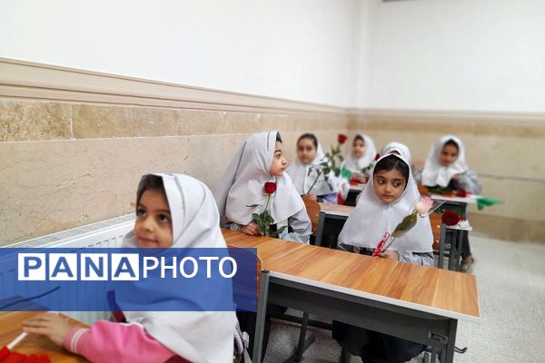 طلوع علم در مدرسه روشنگر با نغمه زنگ مهر