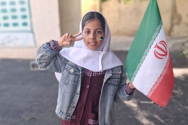 جشن باشکوه دهه فجر و پاسداشت پرچم جمهوری اسلامی در دبستان استقلال حاجی‌آباد