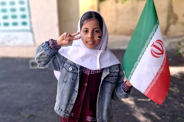 جشن باشکوه دهه فجر و پاسداشت پرچم جمهوری اسلامی در دبستان استقلال حاجی‌آباد