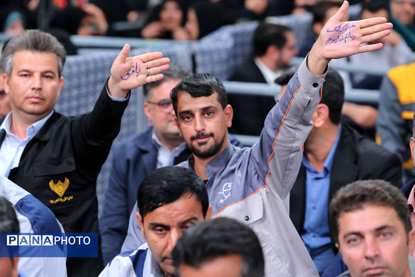 دیدار هزاران نفر از کارگران سراسر کشور با رهبر انقلاب