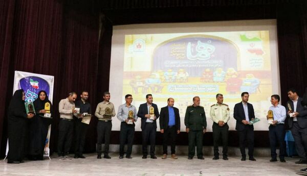 تجلیل از برگزیدگان دانش‌آموزی مسابقات فرهنگی و هنری جشنواره هما شهرستان دشتستان 