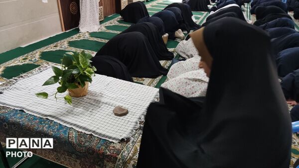 اولین نماز جماعت در روز اول مدرسه دخترانه امام حسین (ع) نیشابور 
