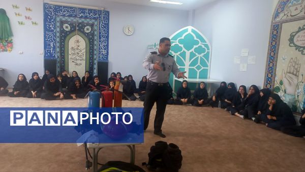 آموزش ایمنی و اطفای حریق برای دانش‌آموزان دبیرستان فرهنگیان