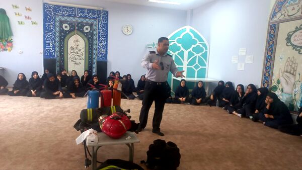 آموزش ایمنی و اطفای حریق برای دانش‌آموزان دبیرستان فرهنگیان