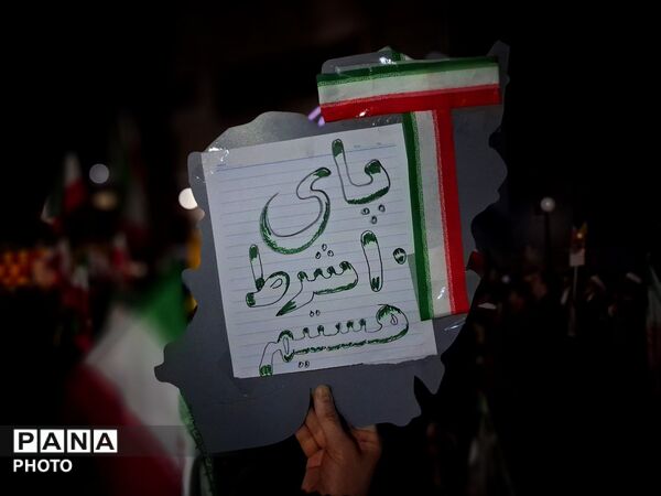 حضور پررنگ مردم در اجتماعات با تصاویر رهبری