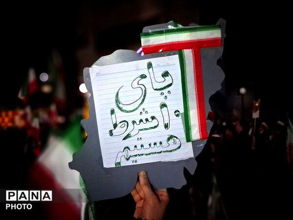 حضور پررنگ مردم در اجتماعات با تصاویر رهبری