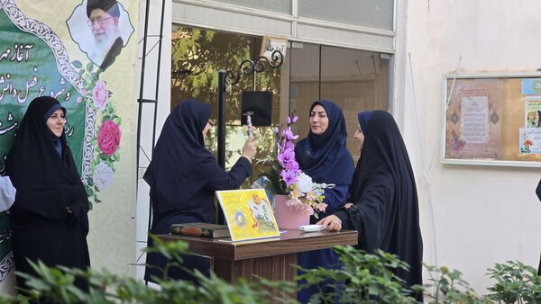 شور مهر، یاد مقاومت؛ نخستین روز مدرسه در هنرستان هنرهای زیبای دختران اصفهان