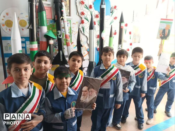 دبستان معراج منطقه ۱۰ تهران میزبان زائران مراسم تشییع رهبر شهید 