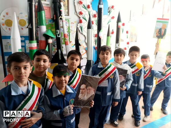 دبستان معراج منطقه ۱۰ تهران میزبان زائران مراسم تشییع رهبر شهید 