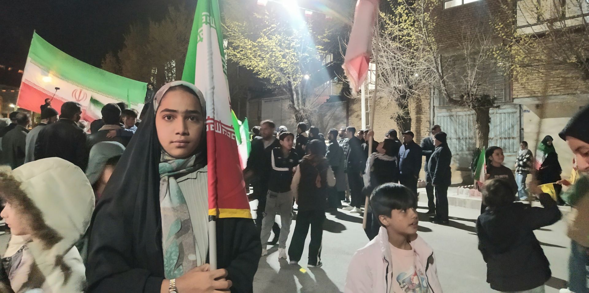 مشت‌های گره‌کرده‌ای که دشمن را به عقب راند