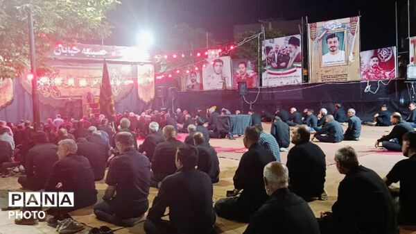 آیین سوگواری شب عاشورا با حضور پرشور مردم در حسینیه خیابان چهار باغ