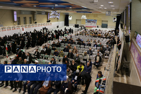 رونمایی کتاب «از مدرسه تا سنگر» در قم