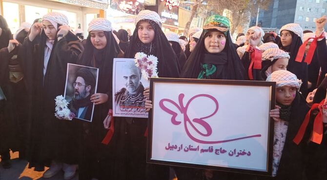 راهپیمایی بزرگ دختران انقلابی در شب ولادت حضرت معصومه (س)