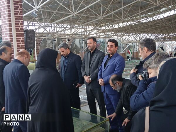 در فراق رهبر شهیدمان به میدان آمدیم 