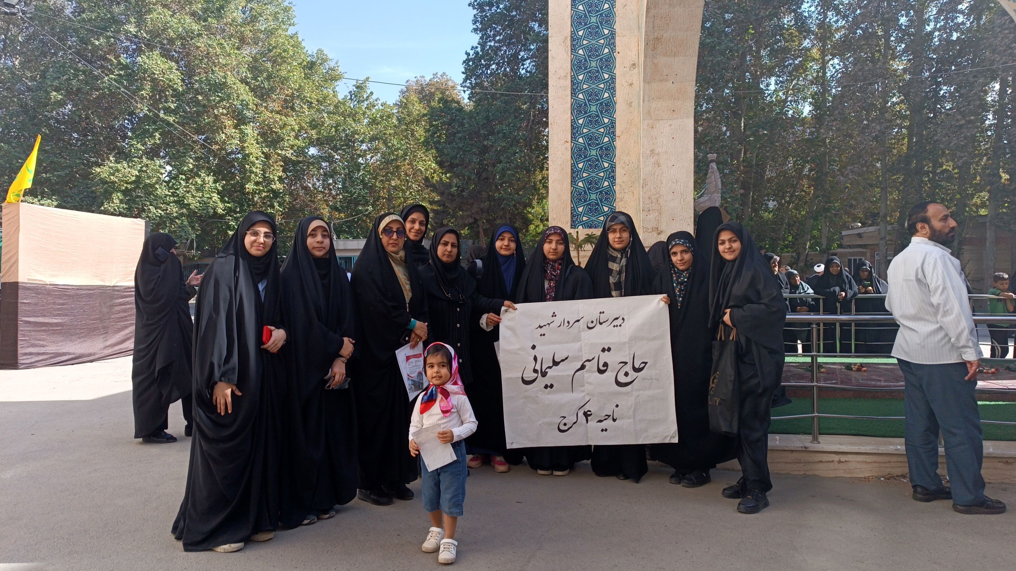 حضور دانش آموزان دبیرستان سردار شهید قاسم سلیمانی ناحیه ۴ کرج در نماز جمعه