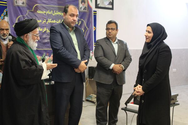 مراسم تجلیل امام جمعه از مسئولان ادارات همکار در میزخدمت نیشابور 