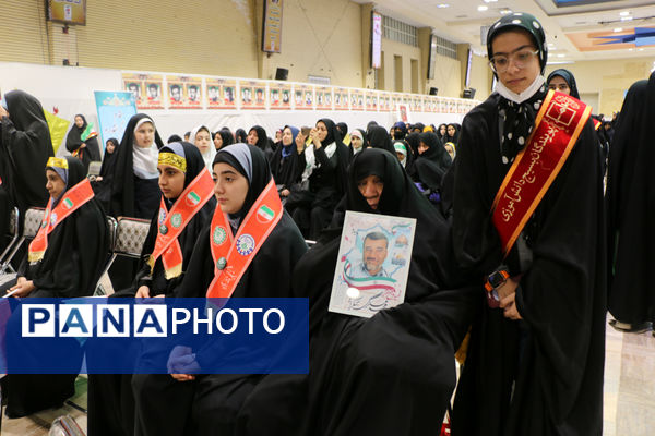 رونمایی کتاب «از مدرسه تا سنگر» در قم